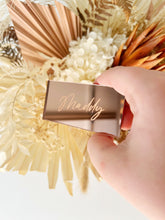 Load image into Gallery viewer, Acrylic engraved - Wedding place cards - Wedding favours - Table decoration