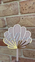 Load and play video in Gallery viewer, Personalised Shell Cake Topper • Beach Birthday Party Decoration • Ocean Theme Cake Topper with Custom Name • Seashell Party Decor
